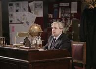 Doctor Who – Jedes Mittel ist ihm Recht: Victor (Peter Kay) vesucht alles, um den "Doktor" und Rose aufzuspüren.