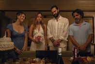 Based on a True Story – (v.l.n.r.) Ava Bartlett (Kaley Cuoco); Tory Thompson (Liana Liberato); Matt Pierce (Tom Bateman); Nathan Bartlett (Chris Messina)