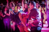 Cuban Fury – Bruce (Nick Frost) mit heißer Salsa Tänzerin Alicia (Yanet Fuentes).