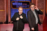 Wer weiß denn sowas? – Treten bei "Wer weiß denn sowas?" als Kandidaten gegeneinander an: Der Parodist Oliver Kalkofe (l.) und der Comedian Paul Panzer (r.).