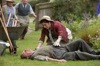 Father Brown – Edie Lee (Charlotte Randle) ist schockiert, als ihr Mann Henry Lee (Rob Jarvis) bewusstlos zu Boden fällt.