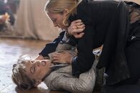 Killing Eve – Dasha (Harriet Walter, l.); Villanelle (Jodie Comer,r.)