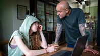 Jenseits der Spree – Der Hauptkommissar schaut seine Tochter an, die verkatert am Küchentisch sitzt: Bella Bading als Emmi Heffler, Jürgen Vogel als Robert Heffler