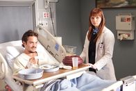 Dr. House – Weil der religiöse Ramon (Kuno Becker, l.) denkt, dass Gott ihn heilen wird, muss Masters (Amber Tamblyn, r.) lügen, um ihn behandeln zu dürfen ...