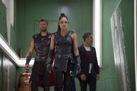Thor: Tag der Entscheidung – (v.l.n.r.) Thor (Chris Hemsworth); Valkyrie (Tessa Thompson); Bruce Banner/Hulk (Mark Ruffalo)