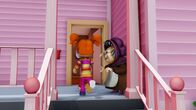 The Garfield Show – Die bei Garfield nicht gerade beliebten Zwillinge Drussila und Minerva kommen zu Besuch. Aber wenigstens die alte Nachbarin Mrs. Caludron scheint die beiden Nerv tötenden Mädchen zu mögen.