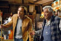 Next – Cris Johnson (Nicolas Cage, l.) hat ein Geheimnis: Er kann einige Minuten in die Zukunft sehen. Aber da er als Kind unzählige verstörende Untersuchungen hat über sich ergehen lassen müssen, will er von seiner Gabe nichts mehr wissen ...