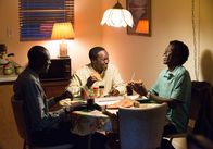 The Good Lie – Eine eigene Wohnung und Pizza: Jeremiah (Ger Duany, l.), Mamere (Arnold Oceng, M.) und Paul (Emmanuel Jal, r.) beginnen, sich heimisch zu fühlen.