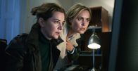 Sacrifice - Todesopfer – Tora (Radha Mitchell, r.) und Polizistin Tulloch (Joanne Crawford, r.) finden im Internet erschreckende Informationen.