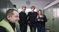 Tatort – v.li.: Was weiß der Tallyman, Spitzname Pinkie (Matthieu Svetchine)? Robert Petersen (Patrick Güldenberg), Linda Selb (Luise Wolfram) und Liv Moormann (Jasna Fritzi Bauer) befragen ihn.
