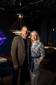 Die Gruaberin – Monika Gruber und Günther Groissböck während ServusTVs Vodcast „Die Gruaberin“ im Studio X in Wals bei Salzburg, Österreich am 14. Mai 2025