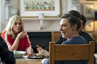 Gameface – Marcella (Roisin Conaty, l) und Mum (Pauline McLynn, r).