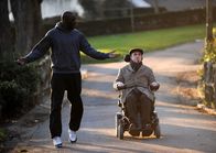Ziemlich beste Freunde – Driss (Omar Sy, li.) bringt Schwung ins Leben von Philippe (François Cluzet).