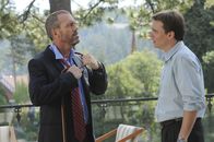 Dr. House – Dr. House (Hugh Laurie, l.) begleitet Dr. Wilson (Robert Sean Leonard) zu einem medizinischen Kongress. Eine Tatsache, die Wilson schon bald bereut.