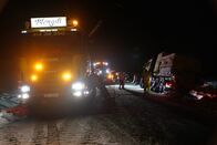 Ice Road Rescue - Extremrettung in Norwegen – Der Rotator zieht einen nagelneuen Pflugwagen mit Sandstreuer aus dem Graben. (National Geographic/Gullhaugveien)