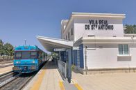 Mit dem Zug ... – Am Bahnhof von Vila Real de Santo António in der südöstlichsten Ecke Portugals: Hier beginnt die Zugreise durch die Algarve.