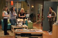 The Big Bang Theory – Als Leonard (Johnny Galecki, r.) Penny (Kaley Cuoco, l.) zu einem romantischen Dinner einlädt, sind alle ganz geschockt. Bernadette (Melissa Rauch, 2.v.r.) und Amy (Mayim Bialik, 2.v.l.) geben daraufhin gute Ratschläge ...