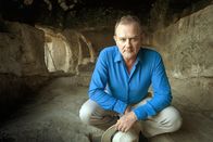 Jesu letzte Tage – Hugh Bonneville in einem Grab aus dem ersten Jahrhundert nach Christus in der Nähe von Jerusalem.