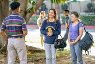 Young Sheldon – L-R: Mary Cooper (Zoe Perry) und Sam (Taylor Spreitler)