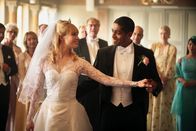 Real Humans - Echte Menschen – Die Feier ist wundervoll. Beim Hochzeitstanz ahnt Florentine (Josephine Alhanko) allerdings noch nicht, dass sich auch Gordon (André Sjöberg) unter den Gästen befindet.