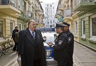 Der Dicke – MDR Fernsehen DER DICKE III. STAFFEL FOLGE 38, "Gefährliches Spiel" Uhr. Gregor Ehrenberg (Dieter Pfaff, l.) wird von zwei Polizisten (Komparsen) aufgehalten und muß seinen Ausweis zeigen. Hat er Hausfriedensbruch begangen?