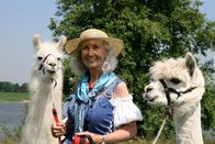 Der Rhein von oben – Im Süden von Duisburg züchtet Elisabeth Nieskens Lamas und Alpakas. Die Kamelarten aus Südamerika wirken am Niederrhein etwas fremd, doch die Tiere genießen das Bad am Flussufer.