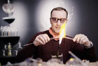Heimatleuchten – Glasbläser Seppi Slavenmoser bei der Arbeit.