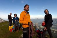 Die Bergretter – Markus (Sebastian Ströbel, 2.v.r.) hat den erfahren Bergretter Walther Senn (Helmfried von Lüttichau, r.) um Unterstützung zur Betreuung des Projekts der Geologin Tabea Gollini (Anke Sevenich, 2.v.l.) und Yasin Bardak (Roman Blumenschein, l.) gebeten.