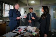 Elementary – Kurz nachdem Morland Holmes sein Büro verlassen hat, explodiert dort eine Bombe. Holmes und Watson (Lucy Liu, r.) vermuten, dass die Organisation von Moriarty dafür verantwortlich ist, verschweigen dies aber Captain Gregson (Aidan Quinn, l.) und Detective Bell (Jon Michael Hill) ...