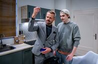 Sturm der Liebe – Caspar (Andreas Hagl, r.) ist verletzt, als Erik (Sven Waasner, l.) ihm unterstellt, Geld für den Schmuck gestohlen zu haben.