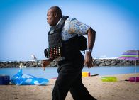 Hawaii Five-0 – Ist in großer Sorge um seinen Kollegen Steve: Grover (Chi McBride) ...