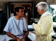 Diagnose: Mord – Dr. Mark Sloan (Dick Van Dyke, r.) gibt dem Detektiv Mannix (Mike Connors, l.) zu verstehen, dass er sich dringend einer Operation unterziehen müsste ...