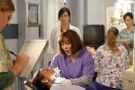 The Middle – Frankie (Patricia Heaton, M.) will unter allen Umständen die Zahnprofilaxe-Prüfung bestehen. Unterdessen belügen Axl, Sue und Brick ihre Eltern und nennen die Glossner-Kinder als Verursacher des zerbrochenen Wohnzimmerfensters. Doch darauf fallen Frankie und Mike nicht rein ...