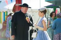 Father Brown – Father Brown (Mark Williams, l.) unterhält sich mit der Bürgermeistergattin Eleanor Knight (Louise Brealey, r.).