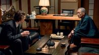 Tokyo Vice – Geben und Nehmen: Der Reporter Jake (Ansel Elgort, li.) mit dem Yakuza-Clanchef Ishida (Shun Sugata).