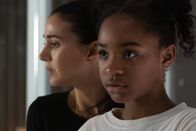 The Passage - Das Erwachen – Dr. Lila Kyle (Emmanuelle Chriqui, l.); Amy Bellafonte (Saniyya Sidney, r.)