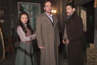 Ripper Street – v.l.n.r.) Long Susan (MyAnna Buring); Det. Insp. Edmund Reid (Matthew Macfadyen); Captain Homer Jackson (Adam Rothenberg)