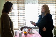 Die Toten am Meer – Was haben die Postkarten zu bedeuten? Ria Larsen (Karoline Schuch) bittet die Ex-Kommissarin Elisabeth Haller (Charlotte Schwab, li.) um Hilfe.