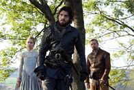 Die Musketiere – (v.l.n.r.) Königin Anne (Alexandra Dowling); Athos (Tom Burke); Treville (Hugo Speer)