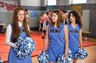 The Middle – Nach der Beerdingung ihrer Großtante kann Sue (Eden Sher, M.) zu Ruths (Grace Bannon, l.) und Ashleys (Katlin Mastandrea, r.) Enttäuschung nicht den üblichen Enthusiasmus aufbringen, um das Wrestling-Team zu unterstützen. Doch ihre Stimmung wird sich bald heben ...