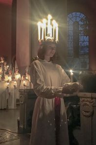 360° - Geo-Reportage – Am 13. Dezember feiern die Schweden das Luciafest. Schülerin Elsa Sjöström trägt als Lucia-Darstellerin das weiße Kleid und den Kerzenkranz im Haar.