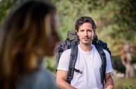 Sturm der Liebe – Alexandra (Daniela Kiefer, l.) bekommt einen neuen Verehrer (Milan Marcus, r.)