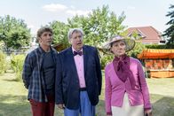 Löwenzahn – Fritz Fuchs (Guido Hammesfahr, l.), Nachbar Paschulke (Helmut Krauss, M.) und Mutti Kluthe (Margot Nagel, r.) staunen nicht schlecht, als sie merken, was hinter der Fliegenplage stecken könnte.