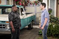 The Neighborhood – Calvin Butler (Cedric the Entertainer, l.); Dave Johnson (Max Greenfield, r.)