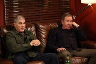 Last Man Standing – Entgegen seiner Erwartung fällt Mike (Tim Allen, r.) seinem Vater Bud (Robert Forster, l.) in Sachen Erziehungsmethoden in den Rücken ...