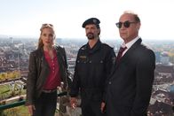 SOKO Donau – Oberst Otto Dirnberger (Dietrich Siegl, r.) und Gruppeninspektorin Penny Lanz (Lilian Klebow, l.) lassen sich vom Grazer Polizisten (Matthias Ohner, M.) über die Vorkommnisse am Schlossberg aufklären.