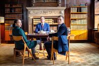 Professor T – Die Ermittler Lisa Donckers (Emma Naomi) und Dan Winters (Barney White, re.) hoffen erneut auf die Unterstützung Professor Jasper Tempests (Ben Miller, mi.).