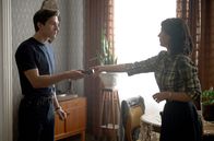 Evil – Karin (Ruth Vega Fernandez) will, dass Erik (Isac Calmroth) seinem Vater Manschettenknöpfe vorbeibringt.