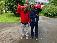 plan b – Akustiker Christian Popp zu Besuch in Zürich bei Andres Bosshard, der bei seinen "Sound Walks" die Lübecker Hütchen als Geräuschverstärker einsetzt.