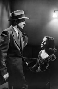 Laura – Zusammen mit Laura Hunt (Gene Tierney) kommt Mark McPherson (Dana Andrews) zerstörerischen Leidenschaften hinter einem Mordkomplott auf die Spur.